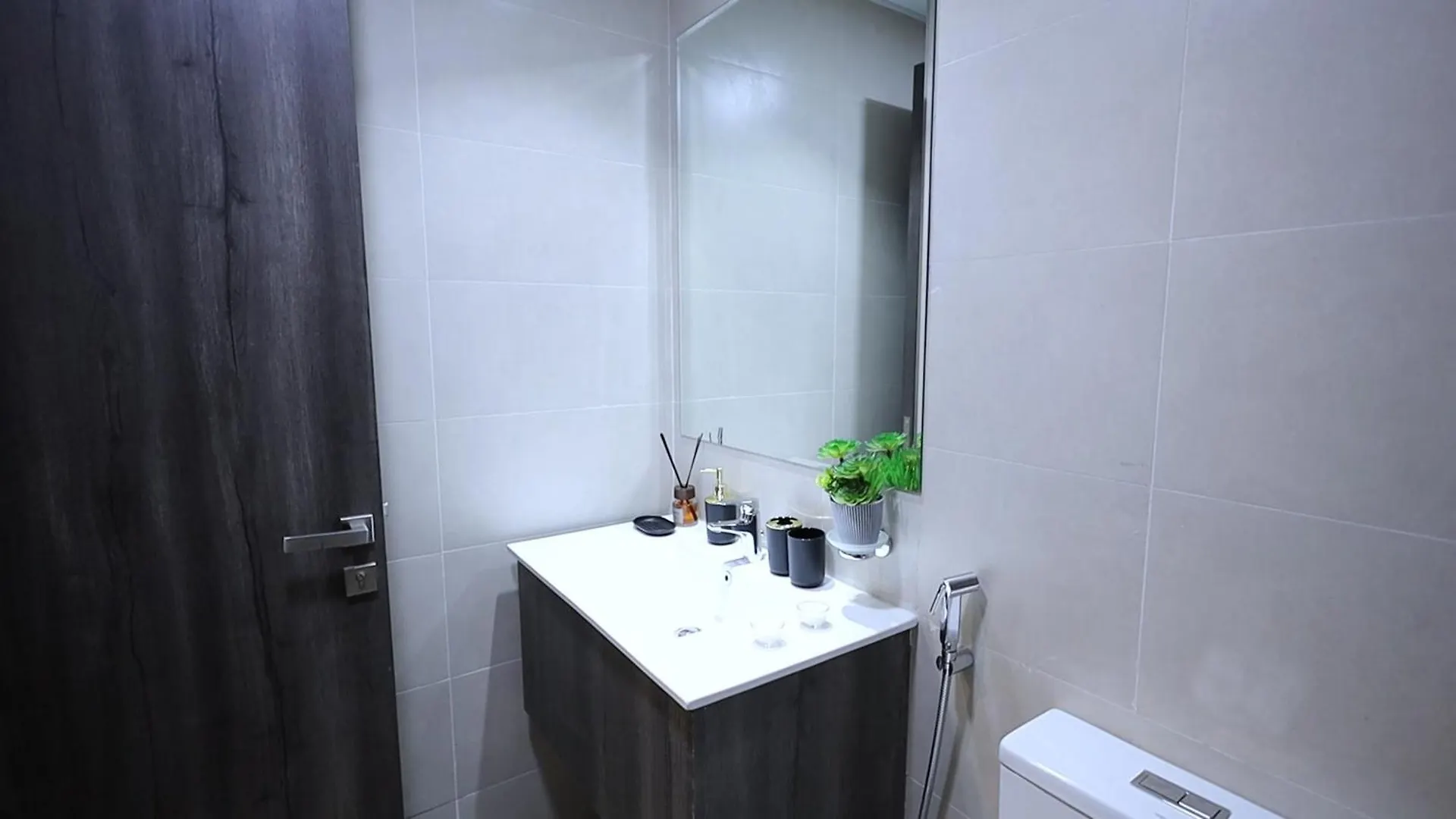 2 Bedroom Elegant Apartment In Dubailand